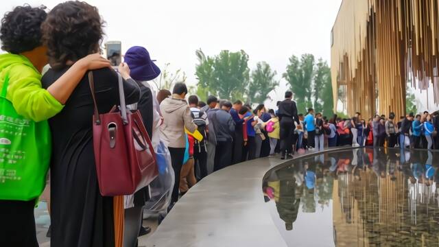 北京：世园会人气火爆 游客排长队