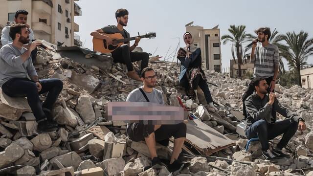 在空袭过后的废墟上演奏