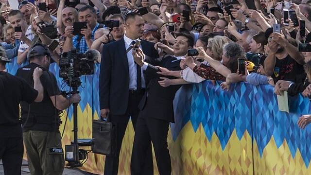 乌克兰新总统就职 4年前演过这一幕