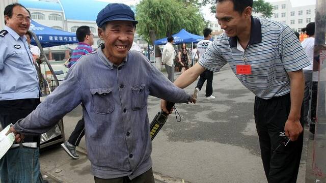 72岁老人19次参加高考 这次很低调