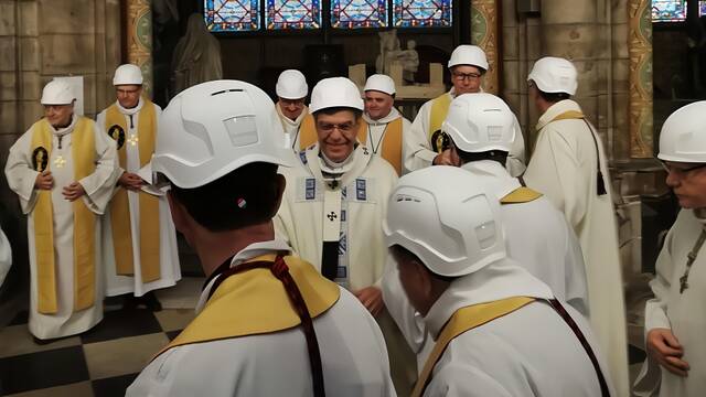 巴黎圣母院：戴着头盔的主教