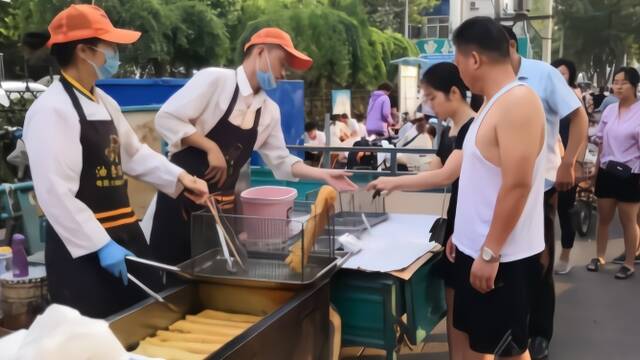 90后夫妻弃医摆摊 卖油条年入30万