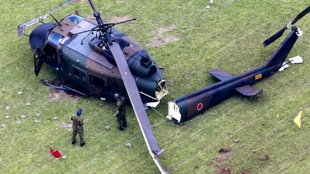 日本：自卫队直升机断成两截