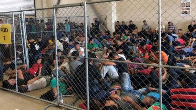 移民被拘留在简陋拥挤的美墨边境