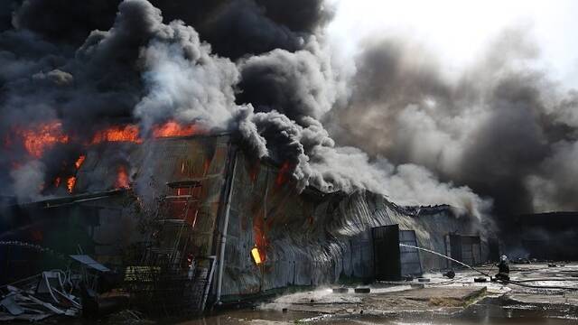 俄罗斯一大型仓库发生火灾