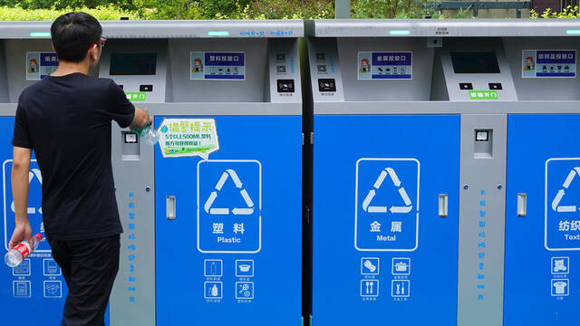 北京小区现智能垃圾箱 扔前需“刷脸”