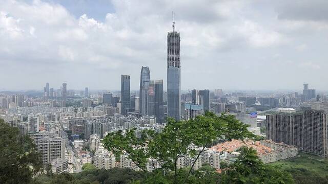  423.8米 东莞第一高楼封顶