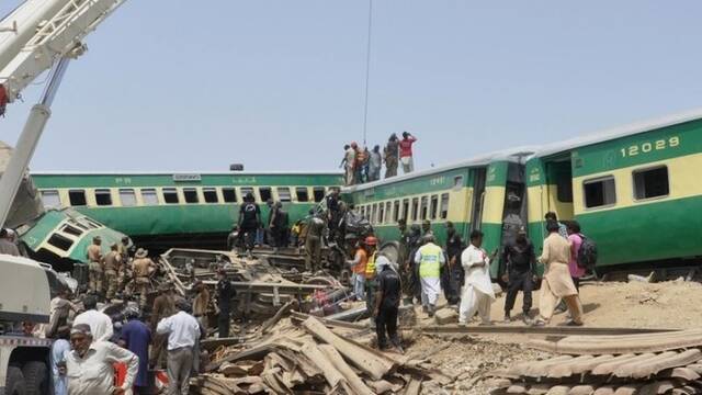 巴基斯坦两火车相撞