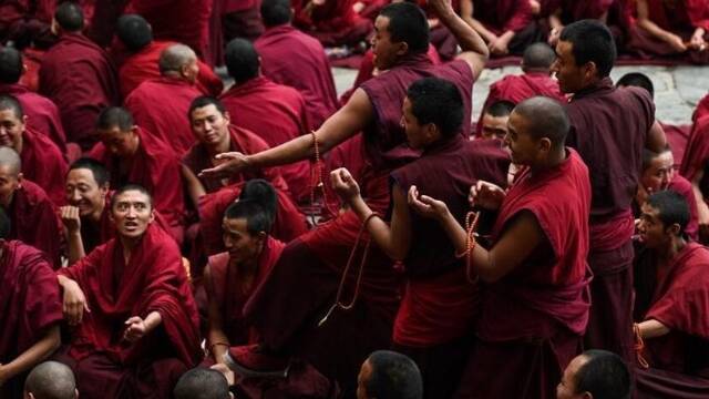 西藏：僧人辩经答辩现场