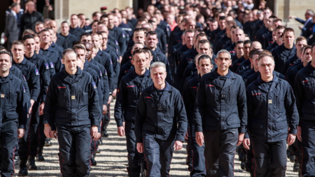 300人排队进法国总统官邸