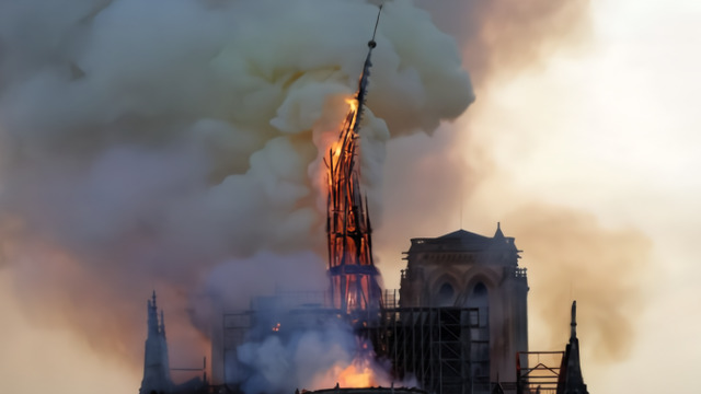 巴黎圣母院突发严重火灾 塔尖倒塌