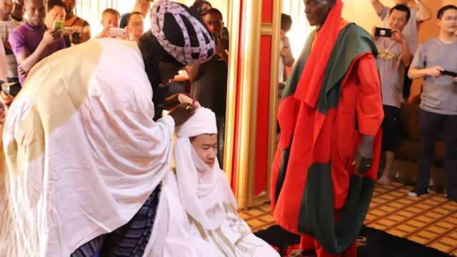 中国小伙加冕酋长现场