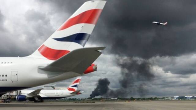 伦敦希思罗机场附近浓烟滚滚