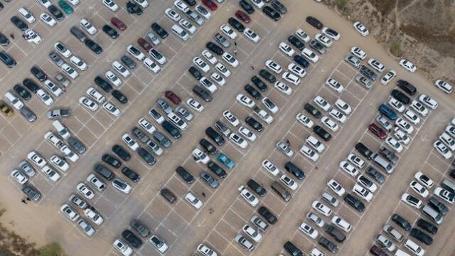 五一景区私家车密密麻麻