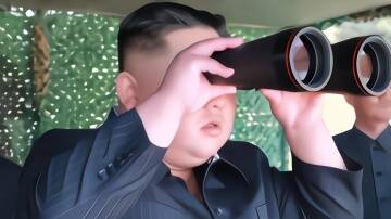 金正恩举起了望远镜