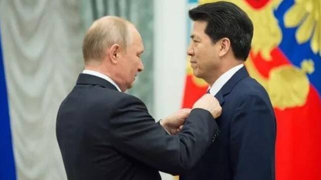 普京向中国驻俄大使授勋章
