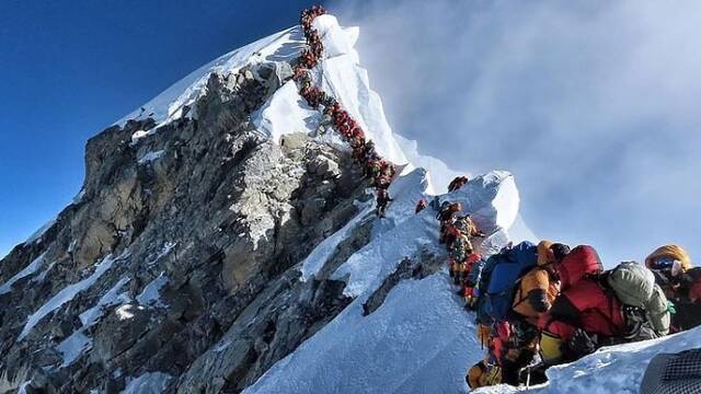 数百人排队登顶珠峰