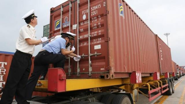 大连海关退运近700吨“洋垃圾”