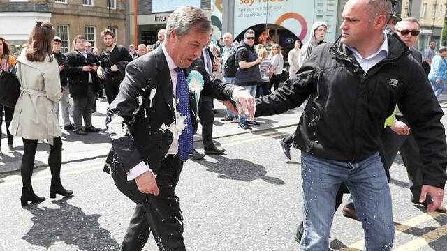 英国脱欧党党魁当街被袭击