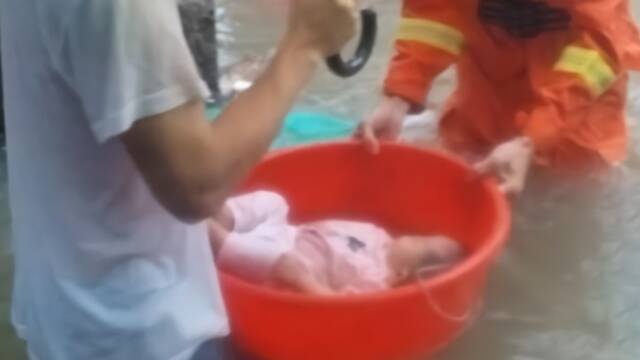 珠海暴雨 被洗脸盆救出的婴儿