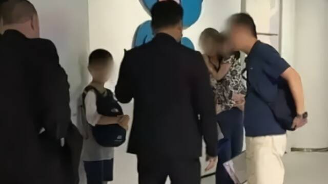 熊孩子撕毁名画 最低估值130万