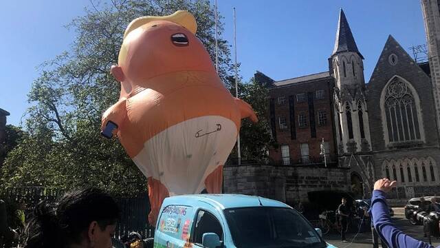 爱尔兰民众放飞“特朗普宝宝”