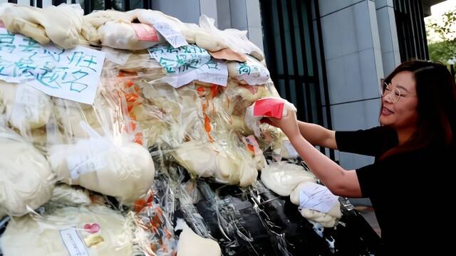 凌晨4点 家长就来到了学校门口