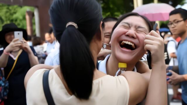 考生走出考场开怀大笑