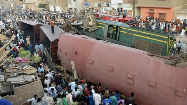 两火车相撞现场