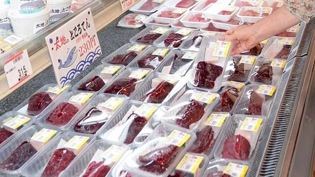 日重启商业捕鲸后第一批鲸鱼肉开卖