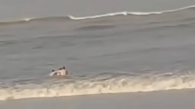 钱塘江潮水卷走3人 