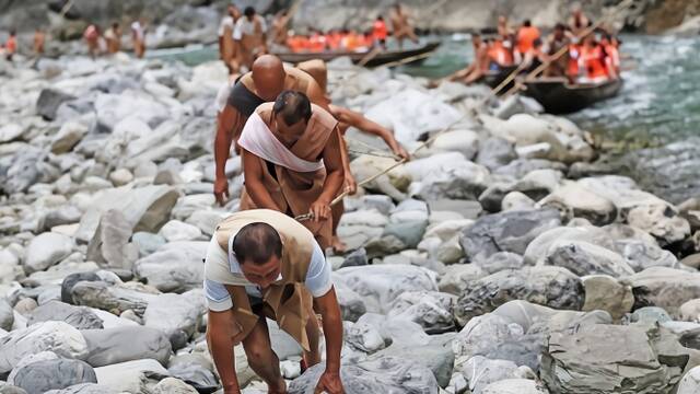 在水里泡了50年的三峡纤夫