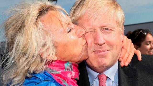 鲍里斯被“强吻”