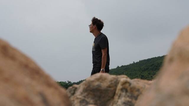 失联女童爸爸站在海边嘶喊女儿名字