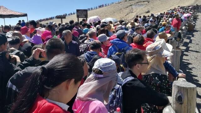 长白山游客爆满 排长队看天池