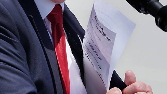 摄影师拍到了特朗普演讲稿的细节