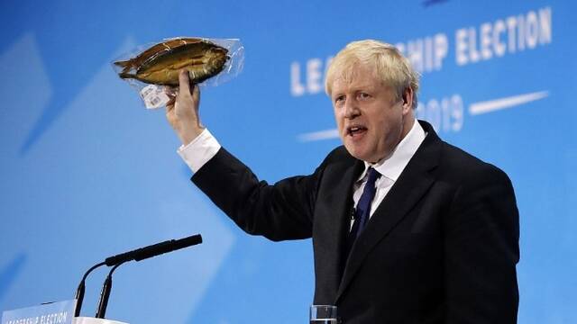 英首相候选人手握熏鱼上台演讲