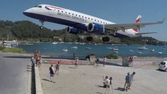 飞机超低距离落地 游客前来找刺激