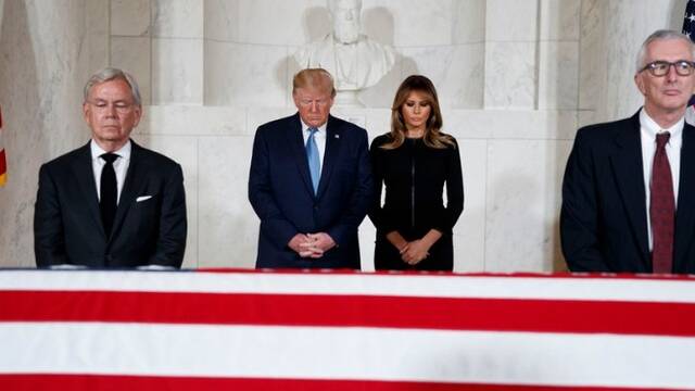 特朗普夫妇悼念前大法官