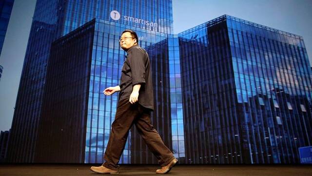 手拿电子烟、心系做手机，罗永浩不甘谢幕