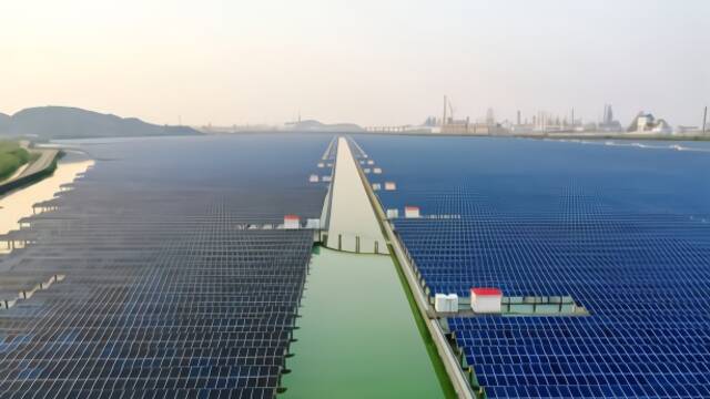 航拍浙江宁波水上光伏发电场 景象壮观