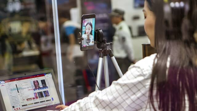 谁在“抢”微商和主播的饭碗？