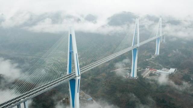 世界最高混凝土高塔桥贵州平塘特大桥建成通车
