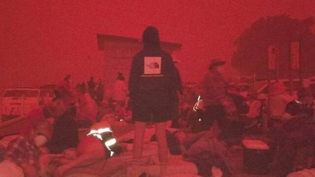 山火逼近澳洲小镇：4000人等待跳海避难