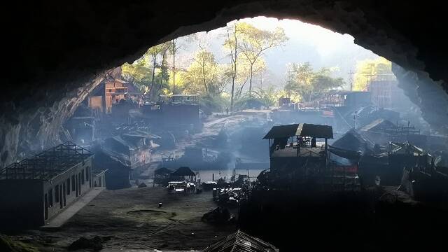 探访亚洲最后的“穴居人”