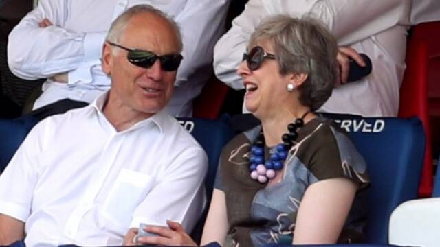 梅姨卸任后的第一天 笑得很开心