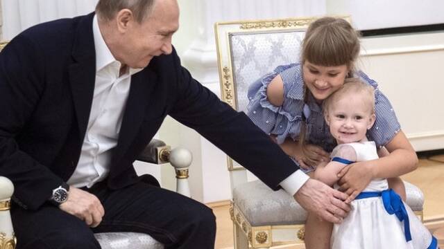 普京逗萌娃 萌娃笑嘻嘻