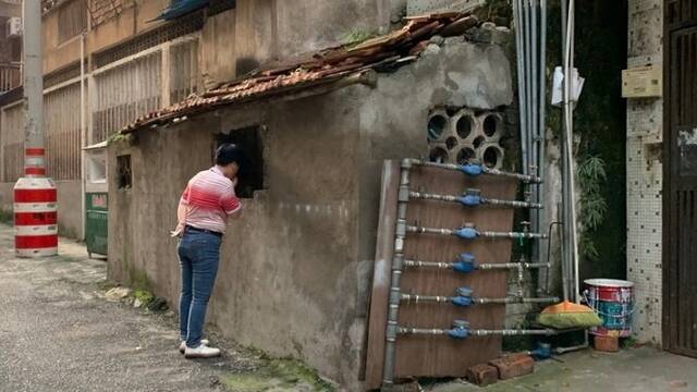 炒房客22万买破“学区瓦房” 35万转卖