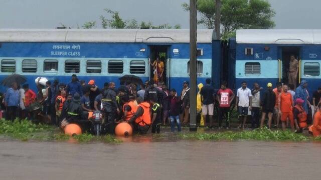 印度：上千人被困火车内
