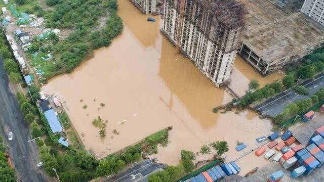 河南：暴雨后烂尾工地变“湖泊”